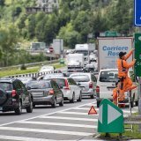 Les bouchons devant l'entrée nord du tunnel du Gothard ont entraîné la fermeture de l'entrée autoroutière à Göschenen/UR (archives).